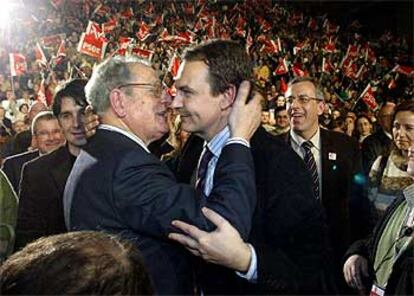 José Luis Rodríguez Zapatero saluda a su padre durante su mitin de ayer en el Palacio de los Deportes de León.