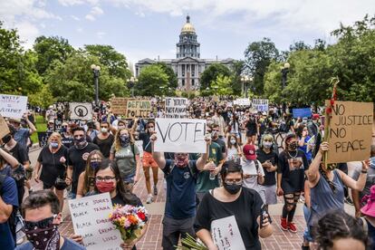 Las protestas también se han extendido a otras ciudades del país. En la imagen, cientos de manifestantes en el centro de Denver (Colorado). Uno de ellos sostiene una pancarta que implora: "¡Vota!", refiriéndose a las próximas elecciones presidenciales en noviembre próximo.
