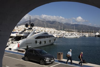 Yates y turistas en Puerto Banús (Marbella, Málaga).