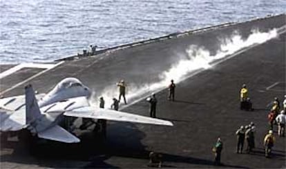 Un F-14 Tomcat espera para despegar desde el portaaviones Carl Vinson, en el mar Arábigo.