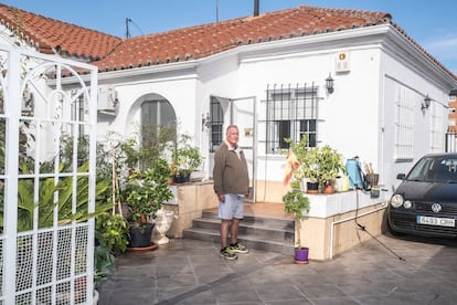 Francisco Ramos, en la entrada de su casa en la colonia Cuatro Vientos.