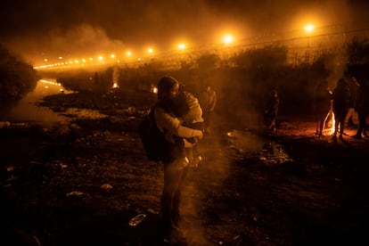 Una migrante venezolana sostiene a su hijo frente a la frontera entre Ciudad Jurez, Mxico, y El Paso, Texas, en abril de 2024.