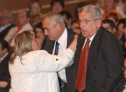 Marián Romero, viuda de Isaías Carrasco, saluda en el Auditorio del Kursaal (San Sebastián) al guardia civil Leoncio Sainz en presencia de Santos Santamaría, padre de un <i>mosso</i> asesinado en 2000.