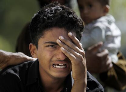 Muchacho paquistaní de luto por la muerte de un miembro de la familia, víctima de la explosión de una bomba, fuera de un depósito de cadáveres de un hospital local en Islamabad, Pakistán.