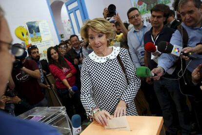 La candidata del PP a la alcaldía de Madrid, Esperanza Aguirre, ha votado en un colegio de la capital.