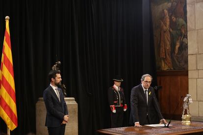 El presidente de la Generalitat, Quim Torra (d), junto al presidente del Parlament, Roger Torrent (c), durante su discurso.