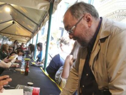 Joaquim Nadal firmando libros, ayer en Barcelona.