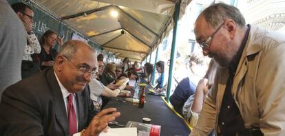 Joaquim Nadal firmando libros, ayer en Barcelona.