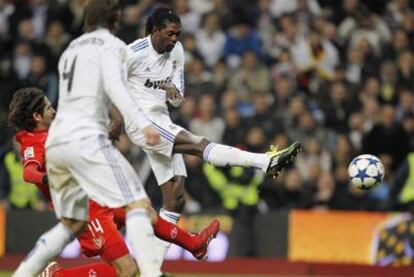 Adebayor remata a puerta en el disparo que supuso el segundo gol del Madrid.