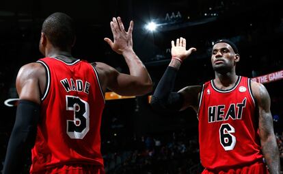 LeBron y Wade se felicitan.