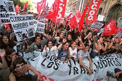 Manifestación en Madrid contra la Ley de Calidad de la Educación, que reunió ayer a miles de personas.