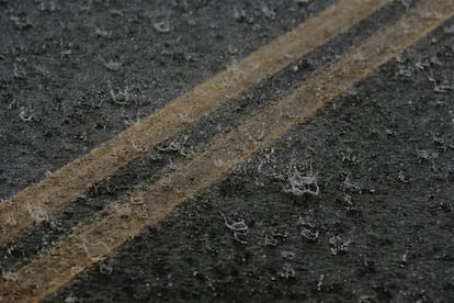 Lluvia salpicando contra la carretera en Isla Grande, Puerto Rico.