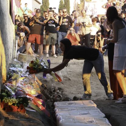 Ofrenda de flores en la fosa de Menansalbas, donde se encontró el cadáver  de Félix Gálvez.