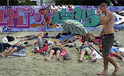 La playa acoge por la mañana a aquellos que ya no pueden más.