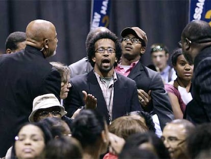 Un asistente a la asamblea anual de la NAACP protesta durante el discurso de Bush.