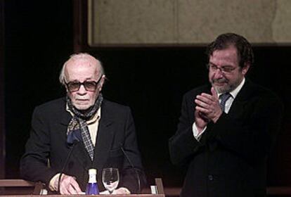 El escritor Ernesto Sábato interviene en la entrega de los premios ante Juan Luis Cebrián.