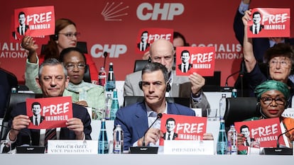 Pedro Sánchez, en la reunión de la Internacional Socialista en Estambul con un cartel que pide la salida de prisión del líder opositor turco Ekrem Imamoglu.