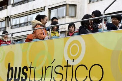 Un grupo de turistas chinos se montan en el bus turístico de la ciudad de Valladolid.