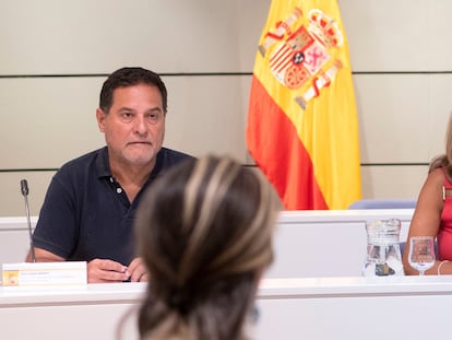 La ministra de Trabajo y Economía Social, Yolanda Díaz, junto al director de Gabinete de la vicepresidenta, Josep Vendrell, en la sede del ministerio.