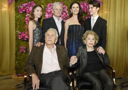 Catherine Zeta_Jones y Michael Douglas con sus hijos Carys Zeta y Dylan. Sentados el actor Kirk Douglas y su esposa Anne.