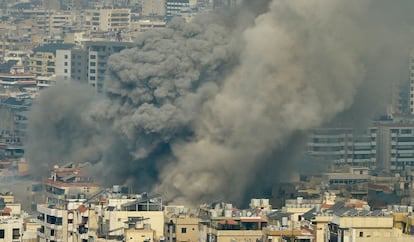 Humo sobre el suburbio sur de Beirut tras un bombardeo israelí, este sábado.