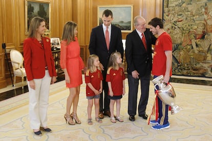 El Rey charla con el capitán de la selección, junto a la infanta Elena, los príncipes de Asturias, y las infantas Leonor y Sofía.