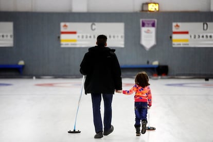 Padre e hija caminan por una pista de hielo en Toronto (Canadá), el 15 de marzo de 2017.