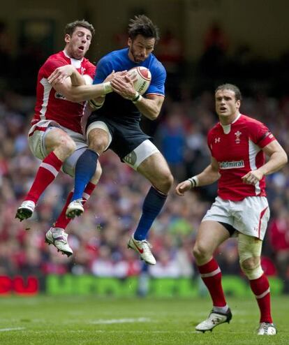 El galés Alex Cuthbert con el francés Clement Poitrenaud.