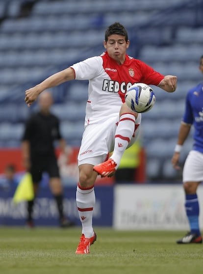 James Rodríguez controla un balón con el Mónaco en Leicester, Reino Unido, en 2013.