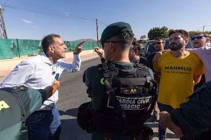 El portavoz nacional de Vox de inmigración, interior y seguridad Samuel Vázquez (a la izquierda) increpa al secretario de comunicación de Podemos en Murcia Víctor Egío (segundo por la derecha), tras la rueda de prensa que ha ofrecido este miércoles junto al centro de menores migrantes de Santa Cruz.