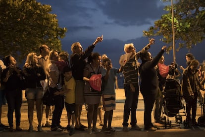 Gente esperando la llegada de la antorcha olímpica, en Niteroi, Brasil, el 2 de agosto.