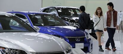 Vehículos de Lexus en exposición en un concesionario.