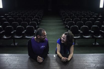 Sergio Nuñez, de 49 años, bailarín, coreógrafo y coordinador del proyecto Alas Abiertas, conversa con una compañera antes de que comience el ensayo general en el teatro del centro cultural Juan de Salazar. A pesar de la ausencia de recursos para El Elenco, él tiene claro cuáles son las razones para seguir luchando por los chicos: "Estas actividades están muy relegadas a estos colectivos de niños. El derecho a la cultura es un derecho humano".