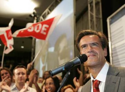 El candidato socialista al Parlamento canario, Juan Fernando López Aguilar, celebra su victoria.