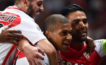 Mbappe celebra un gol con sus compa&ntilde;eros.