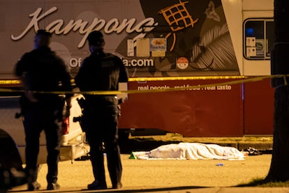 Dos policías junto al cadáver de una víctima del atropello masivo en Vancouver.