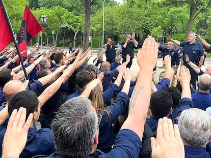 Falangistas durante el primer homenaje ante la nueva tumba de José Antonio Primo de Rivera, en el cementerio de San Isidro de Madrid, este sábado.