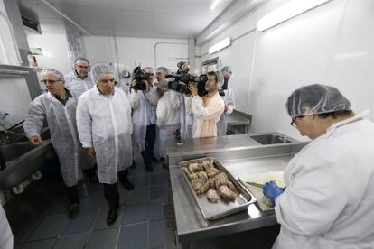 El candidato de CDC, Francesc Homs (2i), en un acto de campaña realizado en el centro especial de trabajo Cuina Justa (Cocina Justa) de la Fundación Cassià Just de Sant Boi del Llobregat, Barcelona.