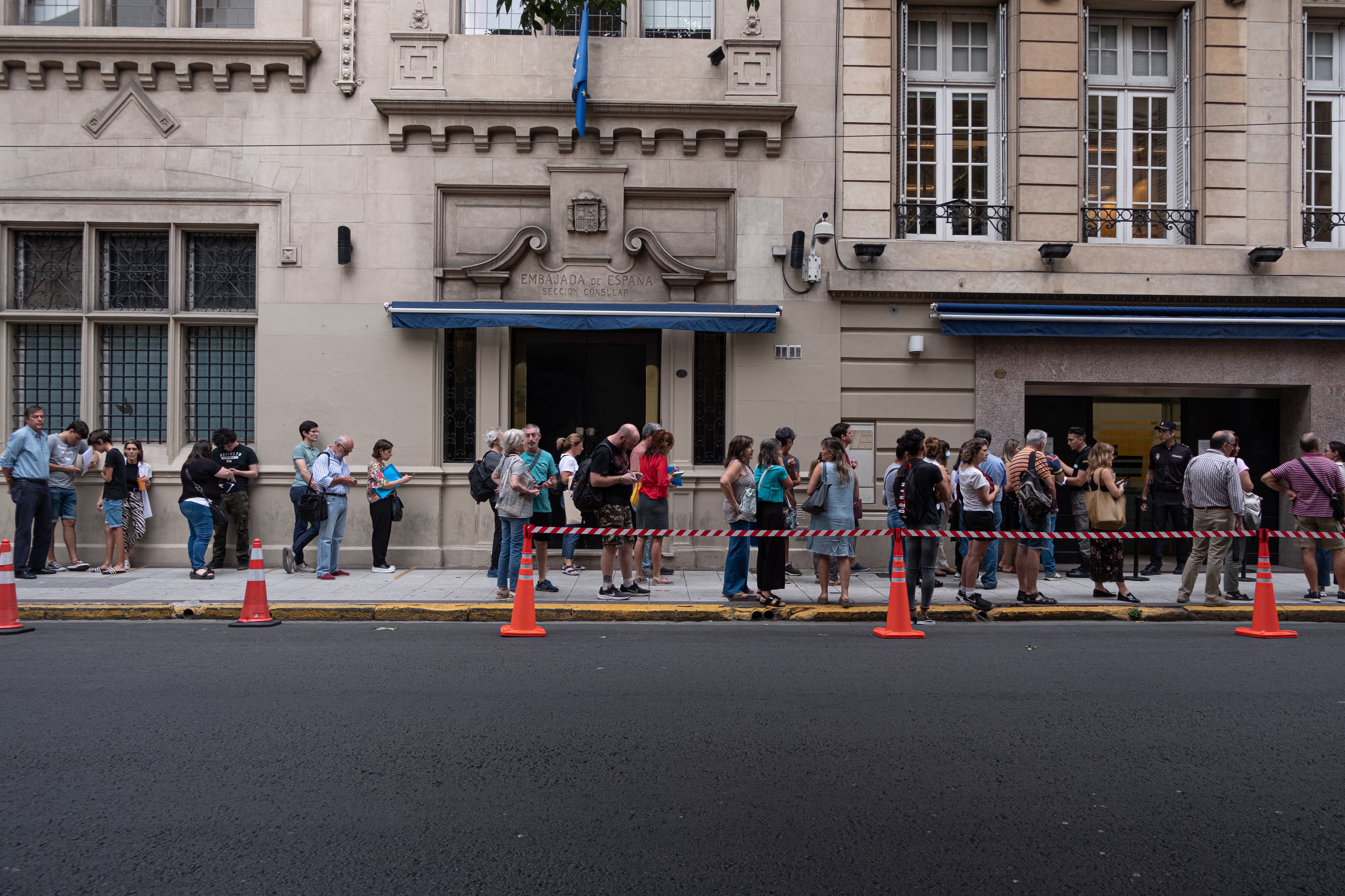 Decenas de personas hacen cola para solicitar la nacionalidad en la embajada de España en Buenos Aires (Argentina), el 16 febrero 2023.