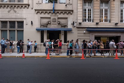 Decenas de personas hacen cola para solicitar la nacionalidad en la embajada de España en Buenos Aires (Argentina), el 16 febrero 2023.