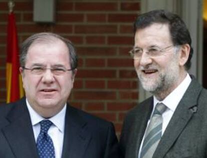 El jefe del Ejecutivo, Mariano Rajoy (d), recibe en el Palacio de la Moncloa al presidente de Castilla y León, Juan Vicente Herrera. EFE/Archivo