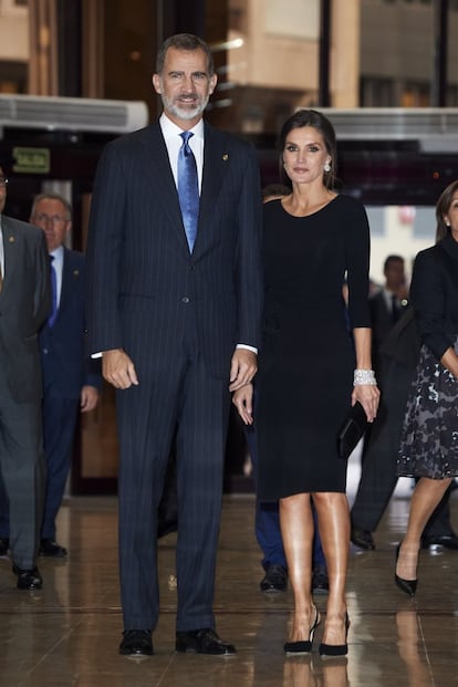 Los Reyes de España a su llegada al concierto. Doña Letizia, vestida con un traje oscuro de Emporio Armani.