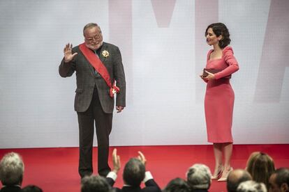 El filósofo donostiarra Fernando Savater recibe de manos de la presidenta de la Comunidad de Madrid la Gran Cruz, máxima distinción regional, durante el acto de entrega de medallas de la Comunidad y las condecoraciones de la Orden del Dos de Mayo.