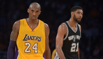 Bryant, junto a Tim Duncan, en el Lakers-Spurs.
