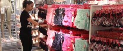 Imagen de una dependienta de una tienda Primark.
