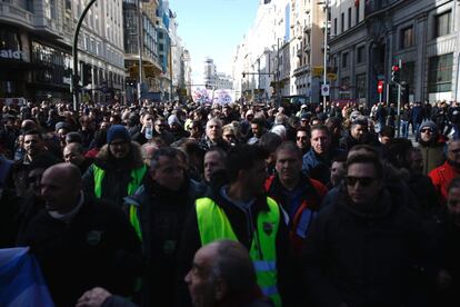 Vista general de la Gran Vía cortada durante la marcha de los taxistas en Madrid.