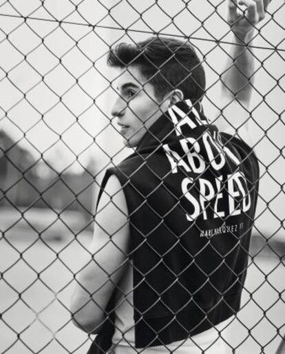 Marc Márquez posa para ICON con sudadera Marc Márquez x Pull&Bear y camiseta Calvin Klein Underwear.