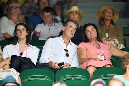 Pierce Brosnan junto a su Keely Shaye Smith en las gradas.