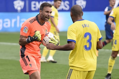 En 2015, Alberto Cifuentes se mudó de Polonia a Cádiz para ocupar la portería de un equipo de Segunda B. Debía ser un fin modesto para un portero ya veterano que en su única temporada en la élite, la 2003/2004 con el RCD Mallorca, se pasó las 38 jornadas en el banco. Pero el destino le reservó un último baile a la altura de su constancia y trabajo. Tras dos ascensos con los gaditanos, Cifuentes saltó el pasado 20 de septiembre a un campo de LaLiga Santander para convertirse, a los 41 años y 114 días, en el futbolista más veterano en debutar en la categoría y poner un broche de oro a una carrera que decidió terminar dos semanas después.