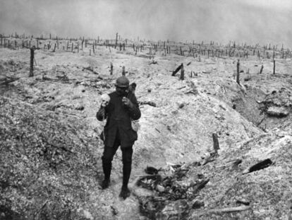 Un soldado francés sostiene un cráneo humano en un campo de batalla durante la Primera Guerra Mundial, en una fotografía sin fecha publicada por la Biblioteca Internacional de Documentación Contemporánea (BDIC).